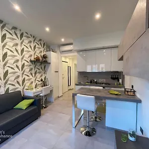 R39 Modern With Private Parking Apartment
